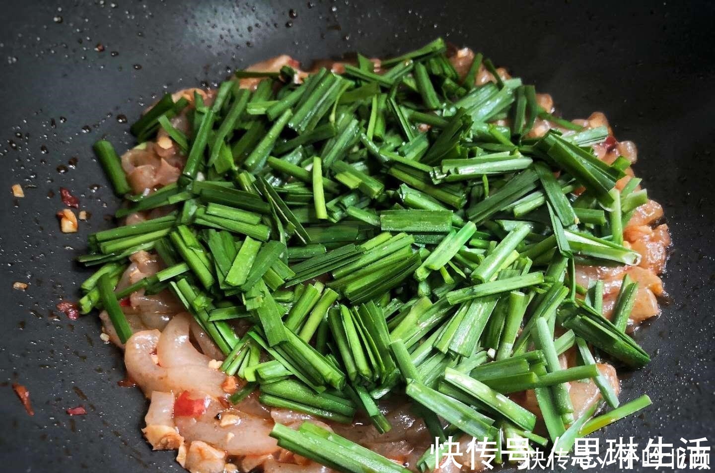 孩子|韭菜和它是天生一对，简单一炒，鲜美可口又滑爽，上桌孩子盯着抢