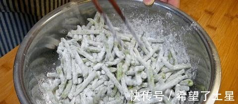 面粉|长豆角别只炒菜吃,教你一道农家做法,是饭也是菜,好吃解馋!