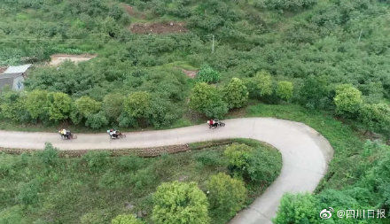 教书|翻山越岭去教书 四川背篼老师给残疾孩子送教上门