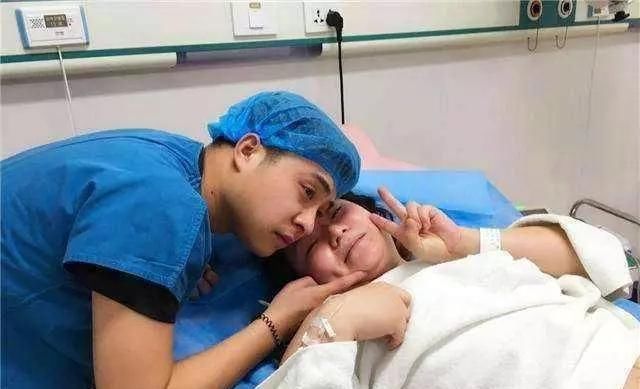产房里,产妇痛到“喊爹骂娘”,暴躁丈夫一巴掌下去,医生傻眼了