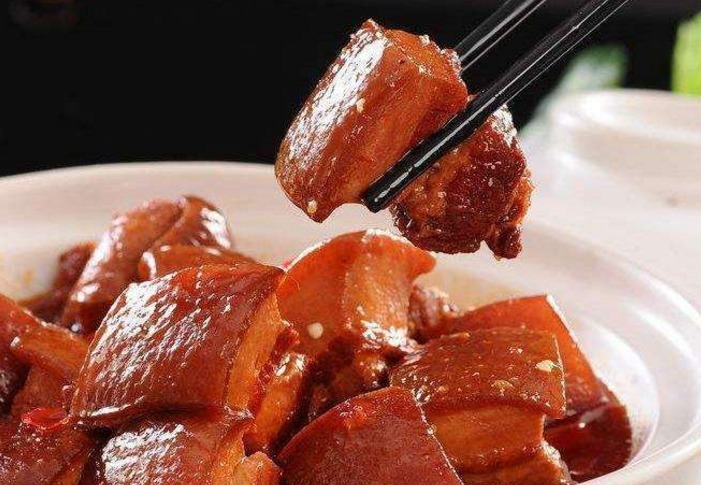 红烧肉放点酱油就发黑,用这个新做法轻松解决,好吃可口还美观