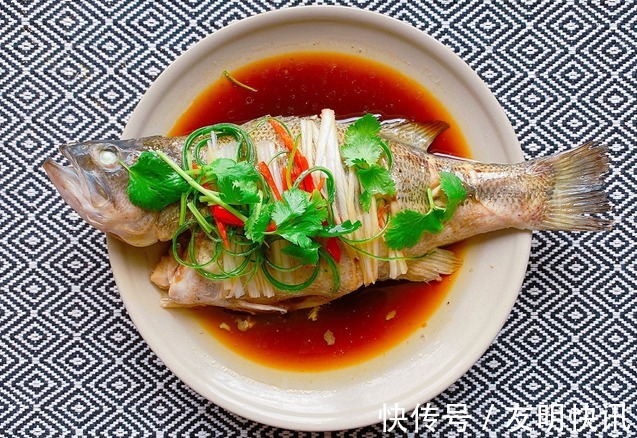 正确做法|做清蒸鲈鱼,蒸前抹盐抹生抽都不对!教您正确做法,鱼肉鲜香嫩滑