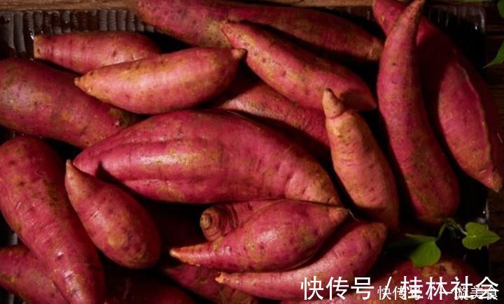 简单好做的烤红薯，家有电饭煲就搞定，比买的好吃，价格还实惠