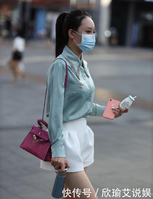 气质女孩的时尚职场穿搭,穿着镶钻的衬衫配尖头鞋,霸气十足