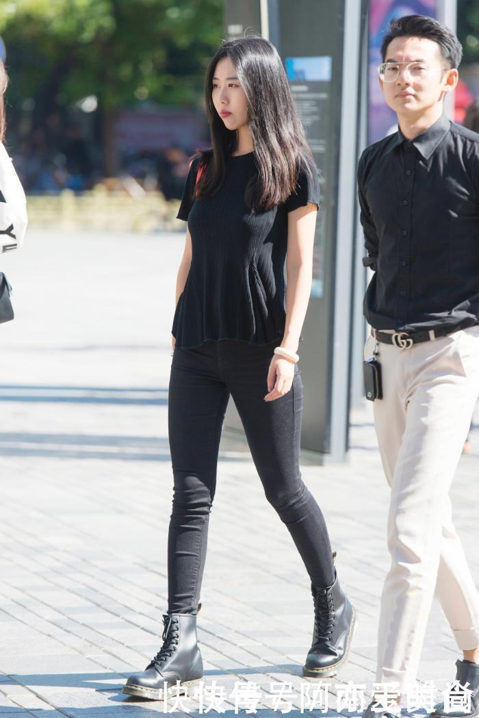 时尚街拍：小姐姐一身黑，包的这么严实不知道热不热？