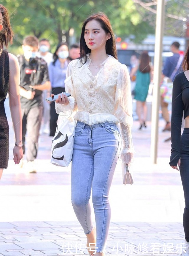 身材|街拍:高跟鞋修饰身材和气质,轻松展现出了脱颖而出的美