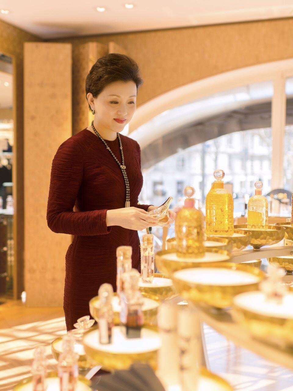 黑白配|杨澜真是“60后的骄傲”,小香风外套配百褶裙端庄稳重,高贵典雅