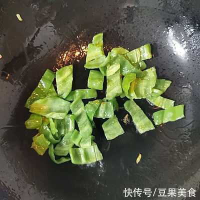 这道极简的美味辣椒炒火腿美味下饭，连着吃都不腻
