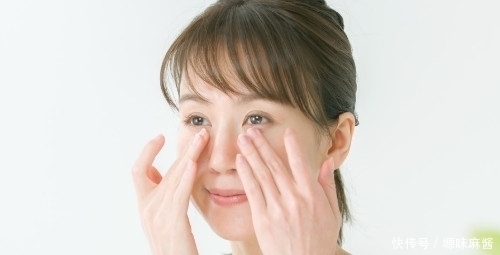 大眼袋鱼尾纹有救了,不用贵妇霜坚持4个动作还你灵动双眼