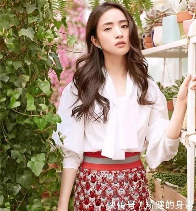 卷发 奔四的女人尽量别留短发,很土!推荐这5款发型,太减龄!