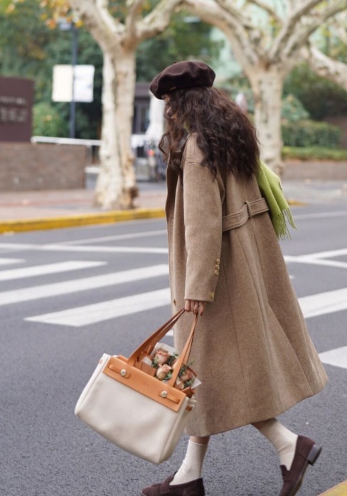 修饰|冬季该如何穿?经典大衣搭配半身裙或长裤高级感满满,简约大气