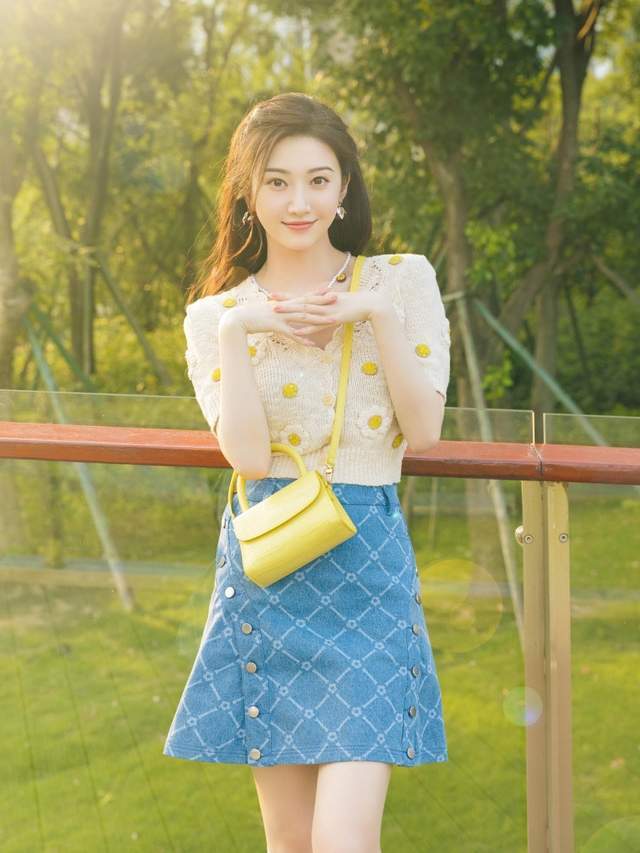 女孩子|秋季,针织衫配半身裙高级洋气,让你可咸可甜,秒变初恋女友模样