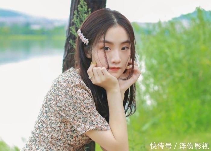 希林娜依 在《好声音》打败希林娜依·高的眼镜妹,如今大变样,美得认不出