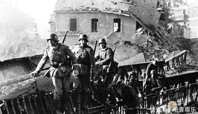 镜头|二战老照片:德军俘获苏军旗帜在镜头中炫耀、苏联平民房屋遭焚烧