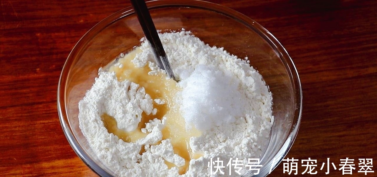 教你气泡饼的新做法,只需用小碗按下圆形面皮,个个空心鼓大泡