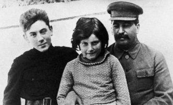 长子雅科|都说老子英雄儿好汉，苏联统帅斯大林的儿子们后来都怎么样了