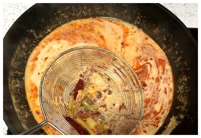 麻辣烫太贵吃不起，教你正确做法，10元做1锅，夫妻俩人吃到撑