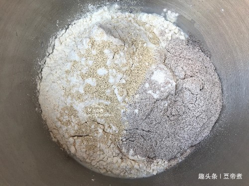 面粉别再做馒头了,随便揉一揉,加点干果,大人小孩都爱吃