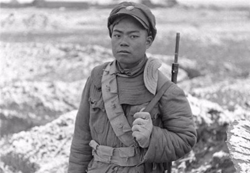 上蹿下跳|抗日老兵战场巡逻,发现一物上蹿下跳,随便开了一枪,日本举国哀悼