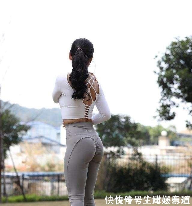 服装店 灰色打底裤搭配性感上衣,很萌很漂亮,展现时尚身材!