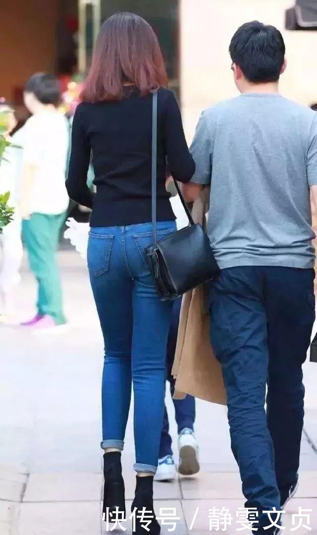 街拍美女:逛街时碰到的高挑紧身牛仔裤美女,从背后看我心动了