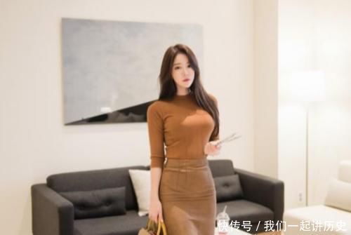性感|端庄又性感，半身裙打底衫的装扮，勾勒出女性美丽优雅的姿态