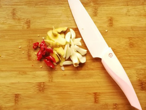 天天就馋这道菜,炖一锅都不够吃,比排骨还香,啃着吃最过瘾