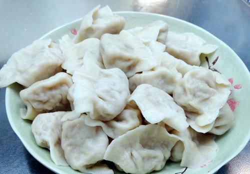  初五吃饺子迎财神，吃“百财饺”“久财饺”，寓意牛年健康发大财