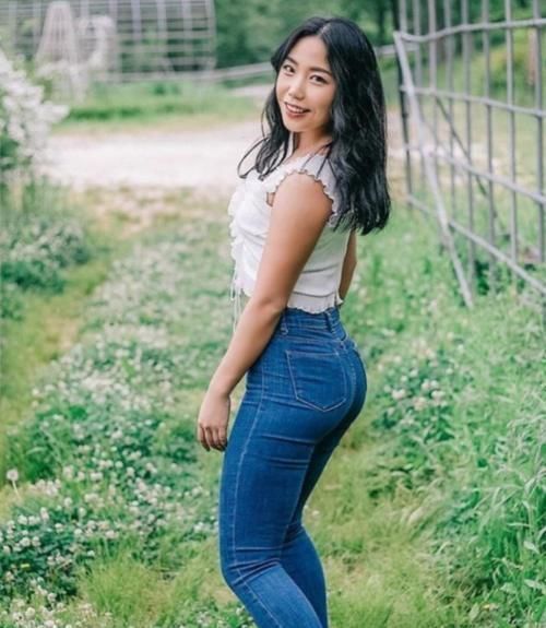 穿搭|美女穿搭：牛仔裤与打底衫的美搭，展现女孩的青春活力