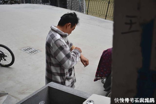 上厕所时的3种表现,可能是肝病的征兆,不要忽视