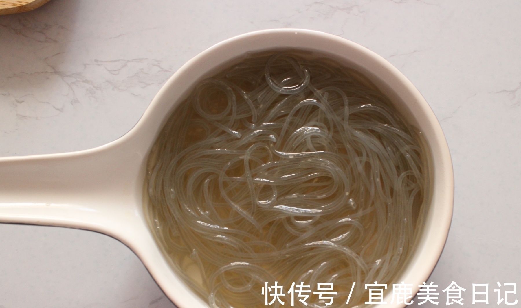 包菜炒粉丝|夏天，宁可不吃肉也要吃这菜，三两下炒一锅，不放肉却比肉香