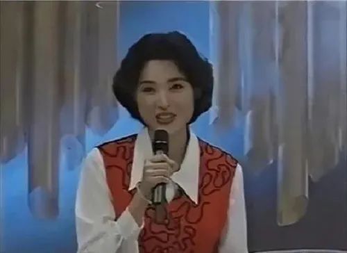 连续主持16届春晚，拿遍主持界所有奖项，她为何这么牛？