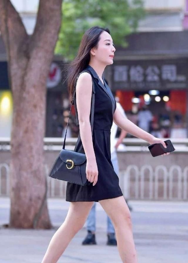 连衣裙彰显帅气时尚魅力，更显优雅气质