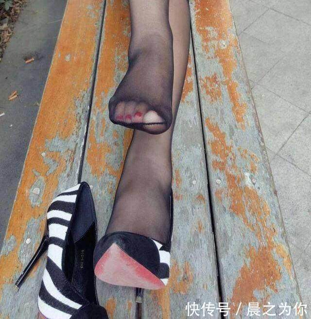 打扮 女孩子就要学会打扮自己,穿上高跟鞋搭配丝袜优雅动人