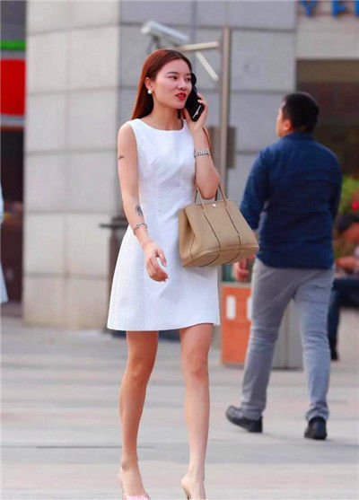 仙气十足|街拍:气质美女穿白色连衣裙,长发披肩,仙气十足