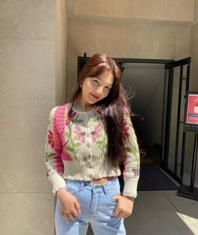 理得很完美|26岁朴秀荣穿搭很精致, 穿针织开衫配蓝色牛仔裤, 轻松穿出高级感