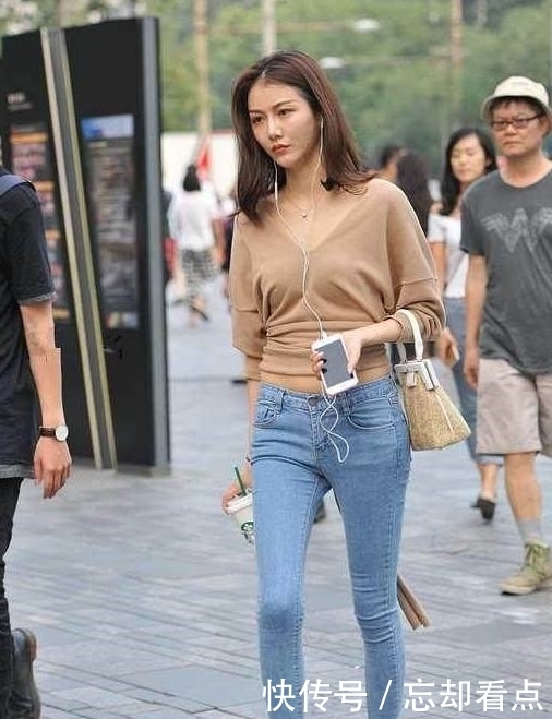 牛仔裤|时尚穿搭:紧身牛仔裤小姐姐,身材曼妙很动人!
