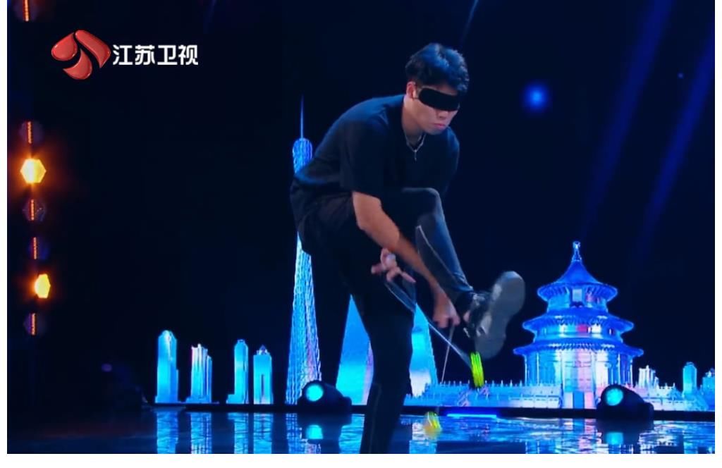 《點(diǎn)贊！達(dá)人秀》的評委不同以往，嚴(yán)肅派謝霆鋒，萌噠噠鄧紫棋