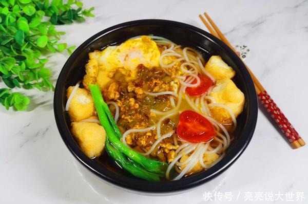  这道小吃作为早餐全家爱吃，食材丰富汤也鲜，表妹见了说能吃两碗