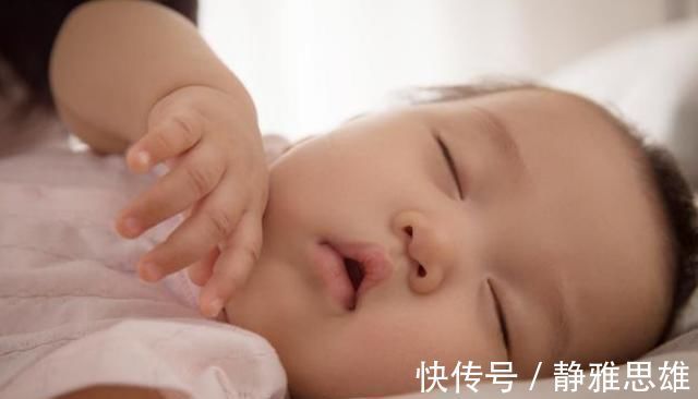 维生素d|宝宝睡醒后有这2种表现，说明妈妈很会养孩子，中了的偷着乐吧