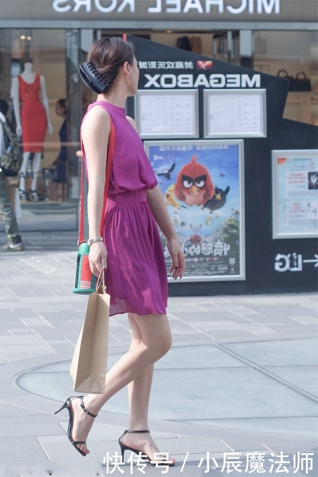 潇洒|路人街拍,蓝色牛仔裤搭配白色休闲衫,十分的潇洒随性