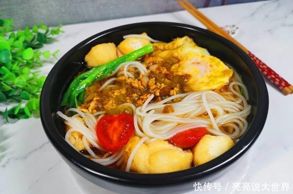  这道小吃作为早餐全家爱吃，食材丰富汤也鲜，表妹见了说能吃两碗