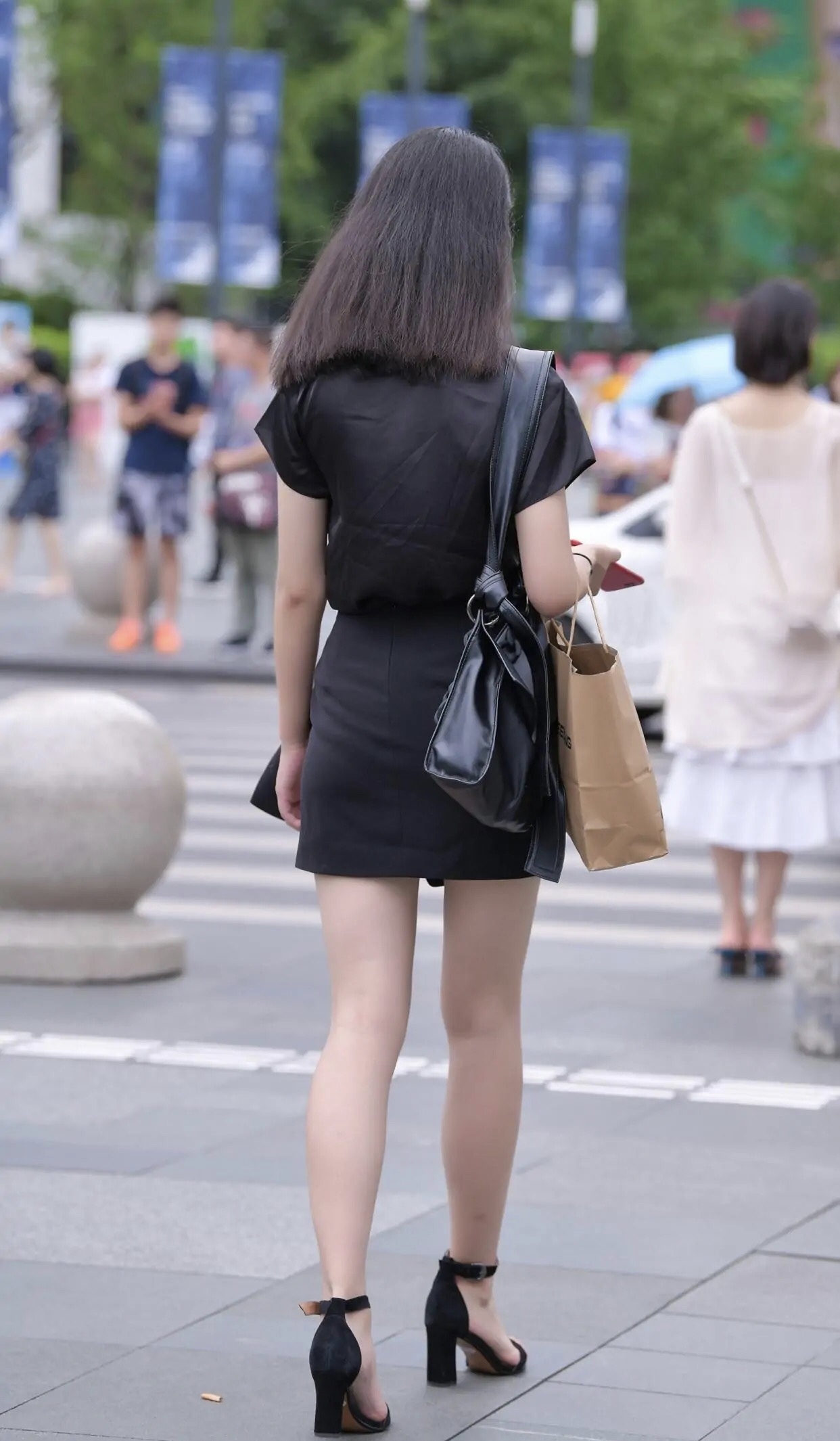 初秋时节更适合穿小黑裙，搭配一字带凉鞋，做一个精致小女人