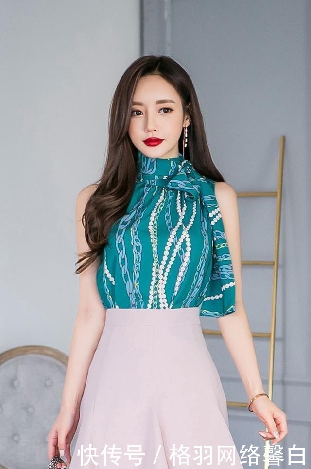 显得|街拍:孔雀绿的颜色显得小姐姐高贵优雅,再配上一件藕粉色的裙子