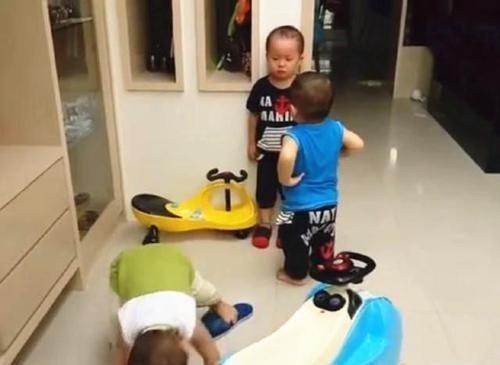 教训|妈妈罚哥哥站墙角,双胞胎弟弟轮番上阵教训哥哥,动作神情太好笑了