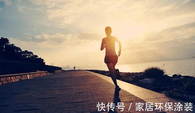 血管健康|高血脂不能喝牛奶吗？医生：想稳定甘油三酯，2种食物尽量少吃