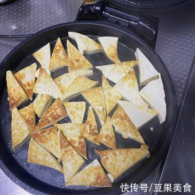  每次|每次做这道青蒜炒老豆腐，隔壁小孩都会来敲门