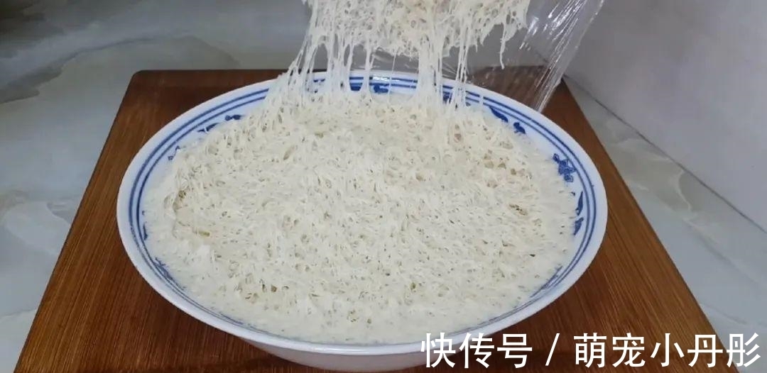 保鲜膜|以后面粉就这样做,一次炸一锅,个个香酥掉渣,比油条麻花还好吃