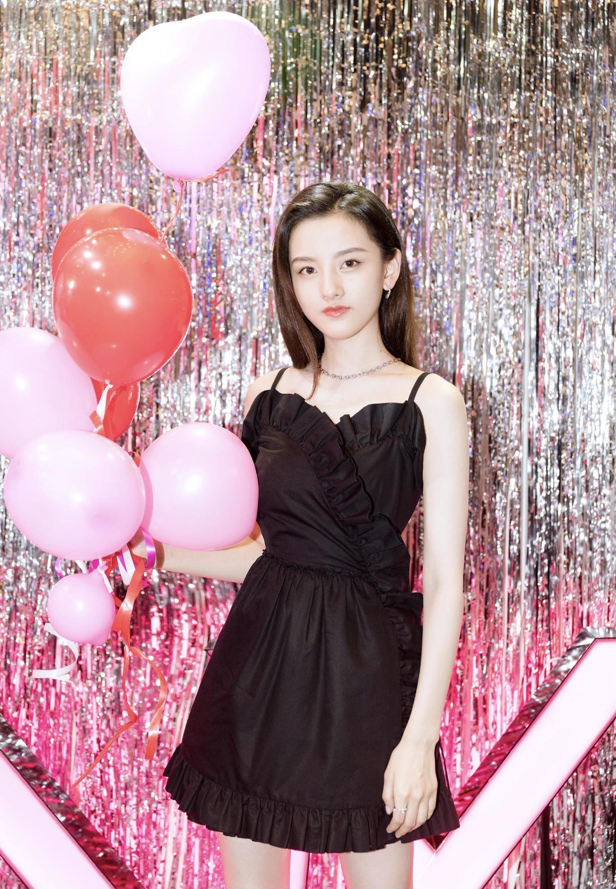 贵妇范|伏明霞“阿姨辈”最有贵妇范的,穿拼接连衣裙出席活动,高贵优雅