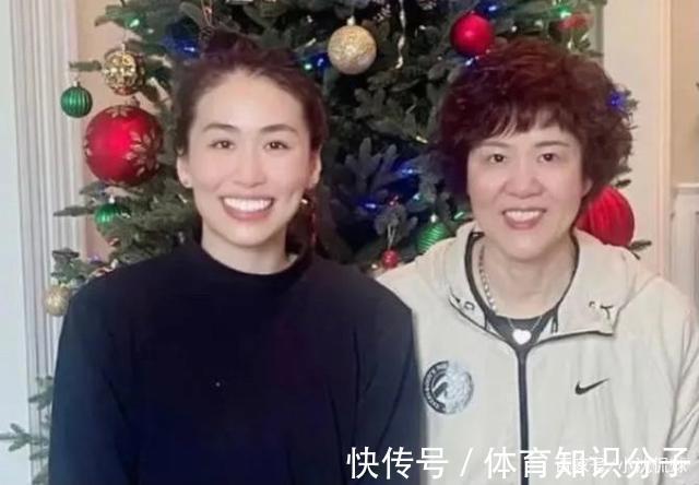 女排|郎平近照流出,回归美国庆祝大寿,与女儿亲密合影,无缘重返女排